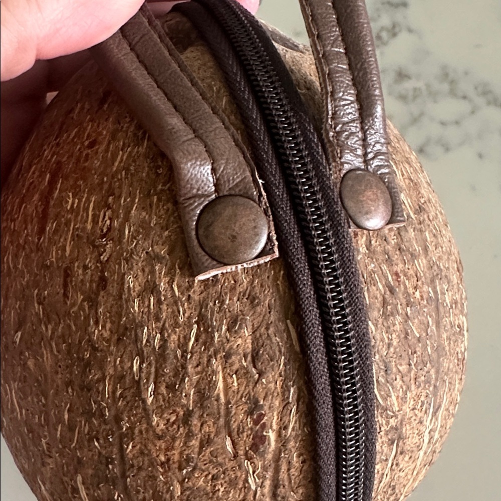 Coconut Shell Handbag - Picture 3 of 8